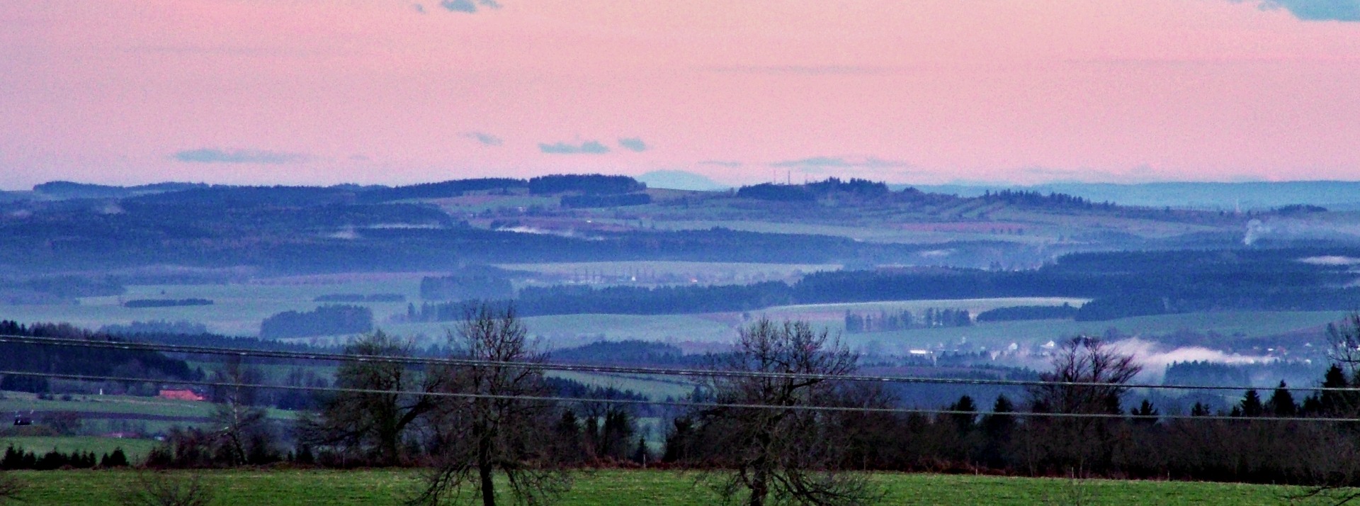 Uprostřed Schneeberg (206) km, v popředí Na Nivách - Holý vrch u Cyrilova (22 km)