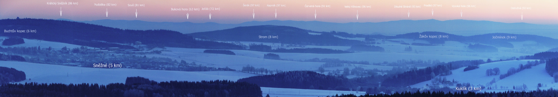 Severovýchodní panorama s horami Králického Sněžníku a Hrubého Jeseníku, pro shlédnutí v plné velikosti klikněte na obrázek